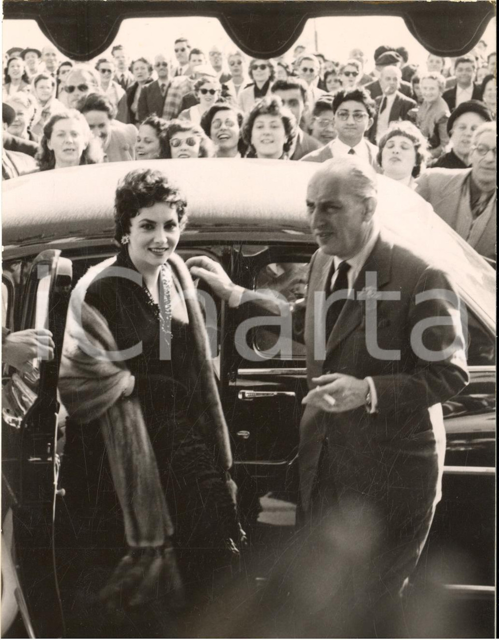 1956 Festival di CANNES - Arrivo di Gina LOLLOBRIGIDA tra la folla di ammiratori