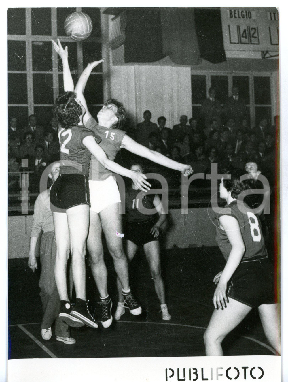 1954 NAPOLI BASKET Femminile ITALIA-BELGIO 51-50 Una fase della partita *Foto Fotografia d'epoca con didascalia coeva.  CONDIZIONI: G (ma lieve ondulatura al margine sinistro) FORMATO: 13x18 cm     originale e autentica 1