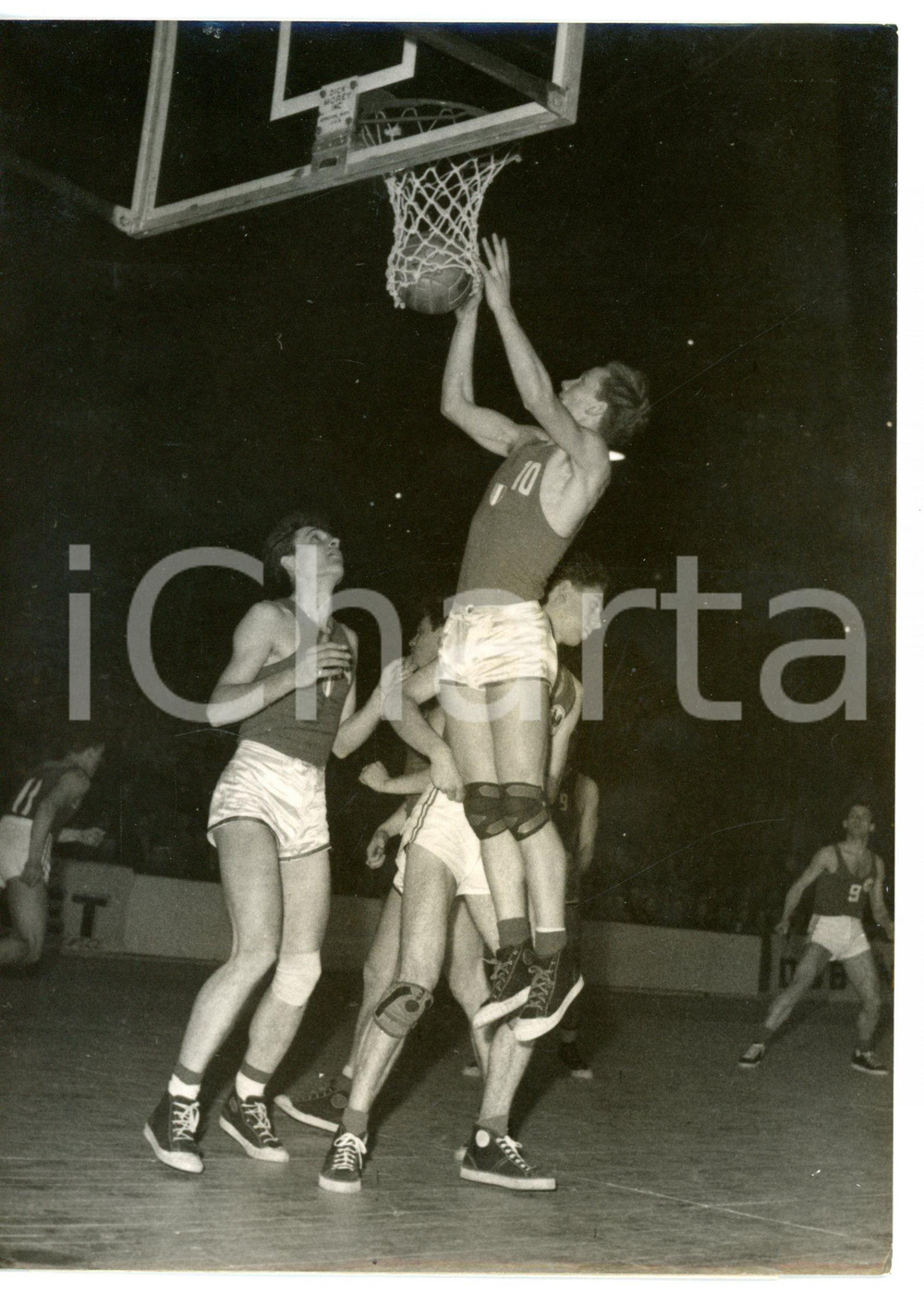 1954 PARIS BASKET - FRANCIA-ITALIA 73-64 Canestro di Sandro RIMINUCCI *Foto Fotografia d'epoca con didascalia coeva.  CONDIZIONI: G (ma lieve alone diffuso; piccoli difetti di stampa) FORMATO: 13x18 cm     originale e autentica 1