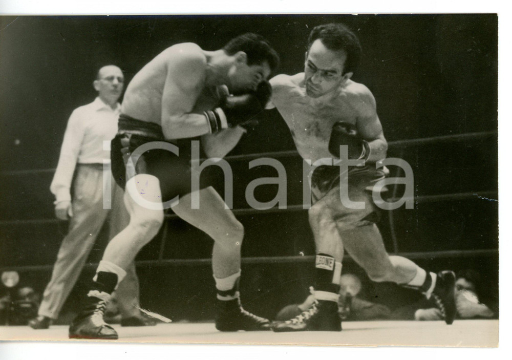 1957 PARIS BOXE Mario D'AGATA e Alphonse HALIMI sul ring *Foto 18x13 cm Fotografia d'epoca con didascalia coeva.  CONDIZIONI: FAIR (bassa qualit&agrave; di stampa; strappo di circa mezzo centimetro al margine destro; piccoli difetti di stampa) FORMATO: 18x13 cm     originale e autentica 1