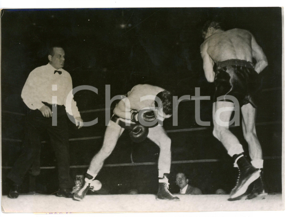 1954 PARIS Jean SNEYERS e Ray FAMECHON in una fase del match *Foto 18x13 cm Fotografia d'epoca con didascalia coeva.  CONDIZIONI: FAIR (bassa qualit&agrave; di stampa e lievi piegature) FORMATO: 18x13 cm     originale e autentica 1