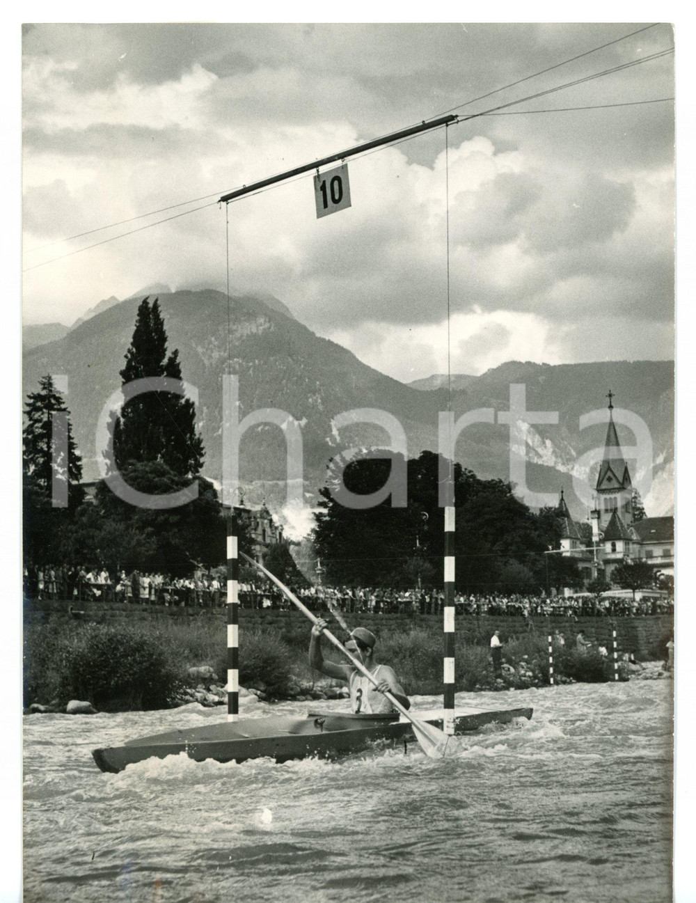 1954 MERANO - PASSIRIO Gara di canoa a conclusione del trofeo SUPERCORTEMAGGIORE Fotografia d'epoca con didascalia coeva.  CONDIZIONI: G (ma lieve ondulatura al margine inferiore) FORMATO: 13x18 cm     originale e autentica 1
