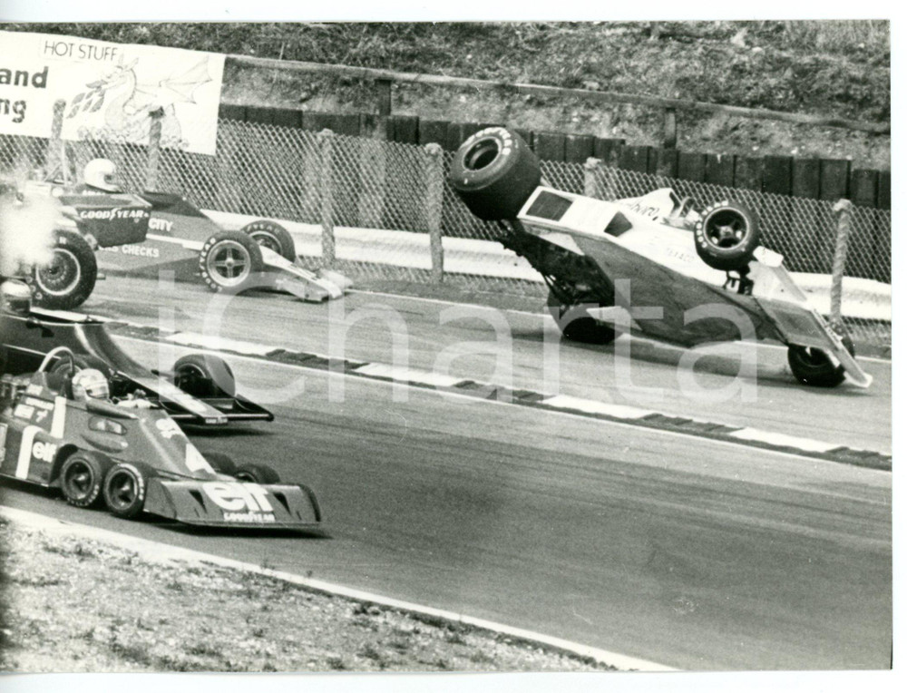 1976 CIRCUITO DI BRANDS HATCH F1 James HUNT su McLAREN-FORD Cosworth fuori pista Fotografia d'epoca con didascalia coeva.  CONDIZIONI: FAIR (bassa qualit&agrave; di stampa; difetti di stampa) FORMATO: 18x13 cm     originale e autentica 1