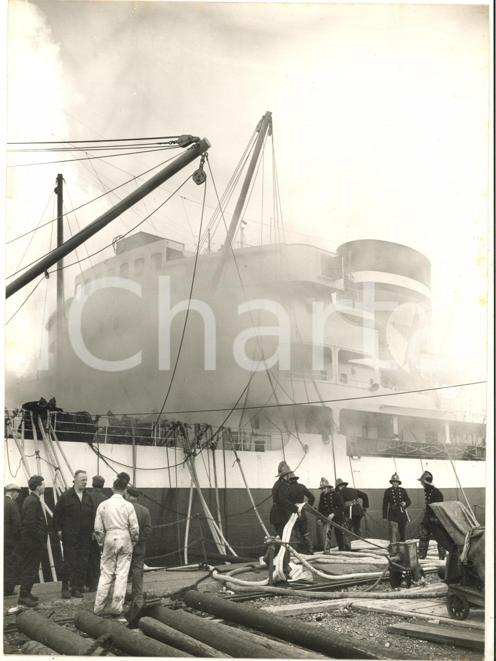 1960 LONDON Blue Star Liner "Scottish Star" blazes in Dock *Photo 15x20 cm Fotografia d'epoca con didascalia coeva.  CONDIZIONI: FAIR (lievi graffi) FORMATO: 15x20 cm     originale e autentica 1