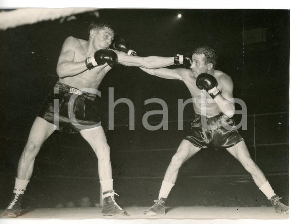 1955 MILANO BOXE Ray FAMECHON vs Sergio MILAN - Una fase del match *Foto 18x13 Fotografia d'epoca con didascalia coeva.  CONDIZIONI: FAIR (lieve ondulatura al margine inferiore) FORMATO: 18x13 cm     originale e autentica 1