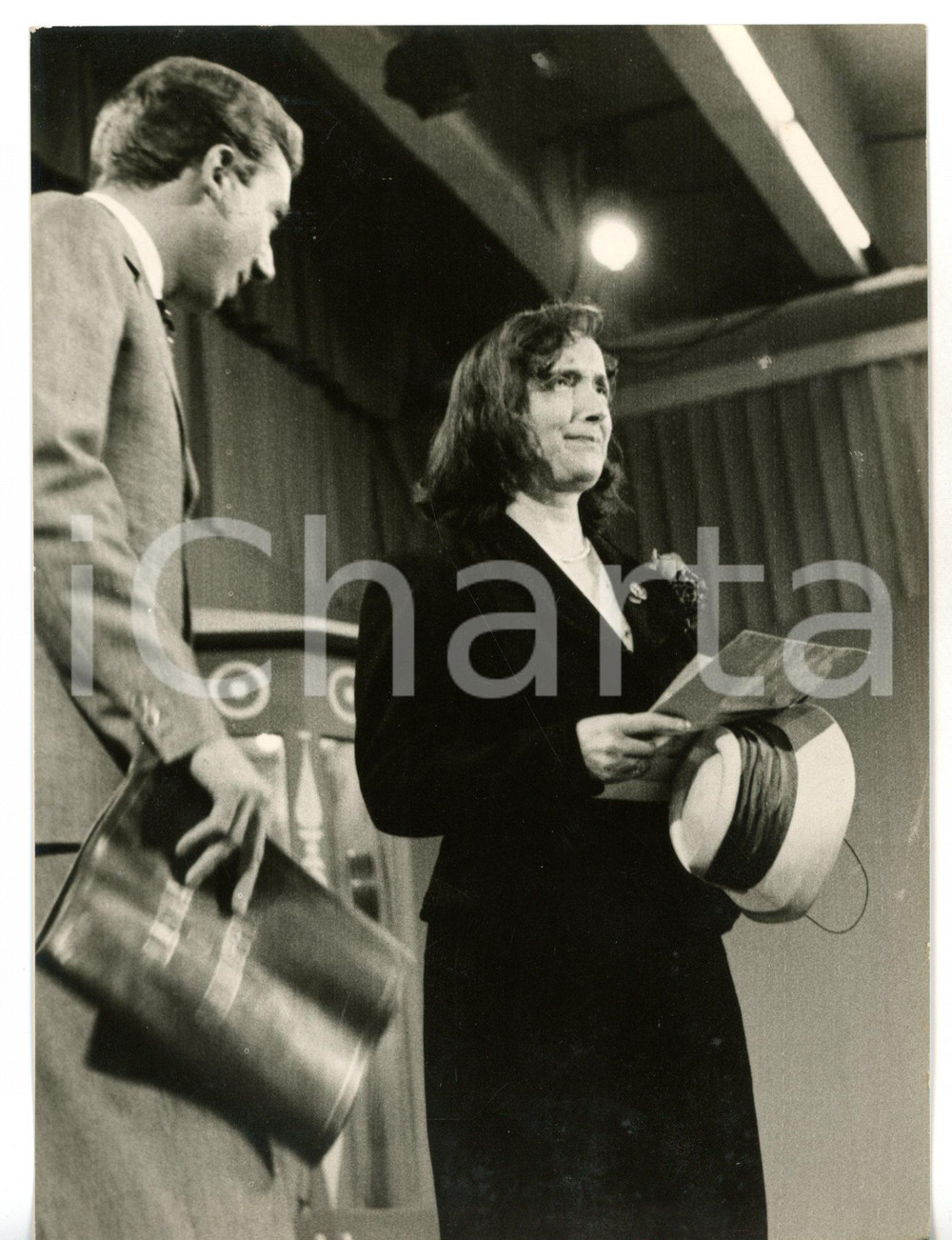 1957 LASCIA O RADDOPPIA? Mike BONGIORNO con la concorrente Sandra PIODA *Foto