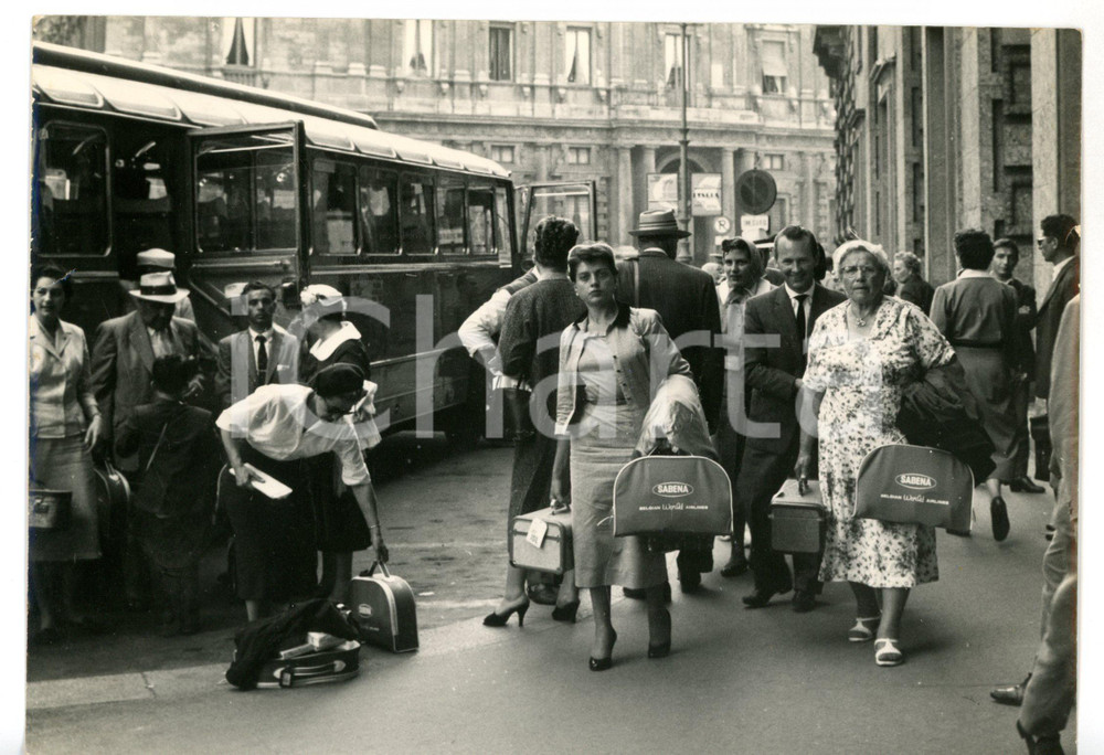 1957 MILANO Emigranti italiani club SCACCIAPENSIERI al rientro da BUENOS AIRES Fotografia d'epoca con didascalia coeva.  CONDIZIONI: FAIR (strappo millimetrico al margine destro e sinistro) FORMATO: 18x13 cm     originale e autentica 1