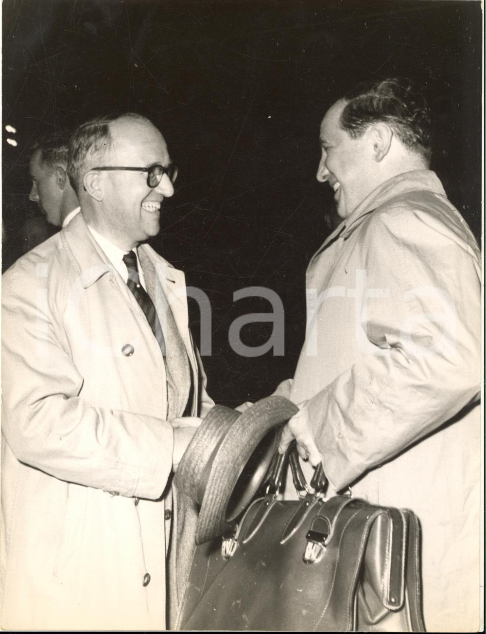 1953 FRANKFURT Arrival of Ministerialrat BLANKENHORN from USA mission *Photo  Fotografia d'epoca con didascalia coeva al verso.   CONDIZIONI: FAIR (difetti di stampa) FORMATO: 15x20 cm     originale e autentica 1