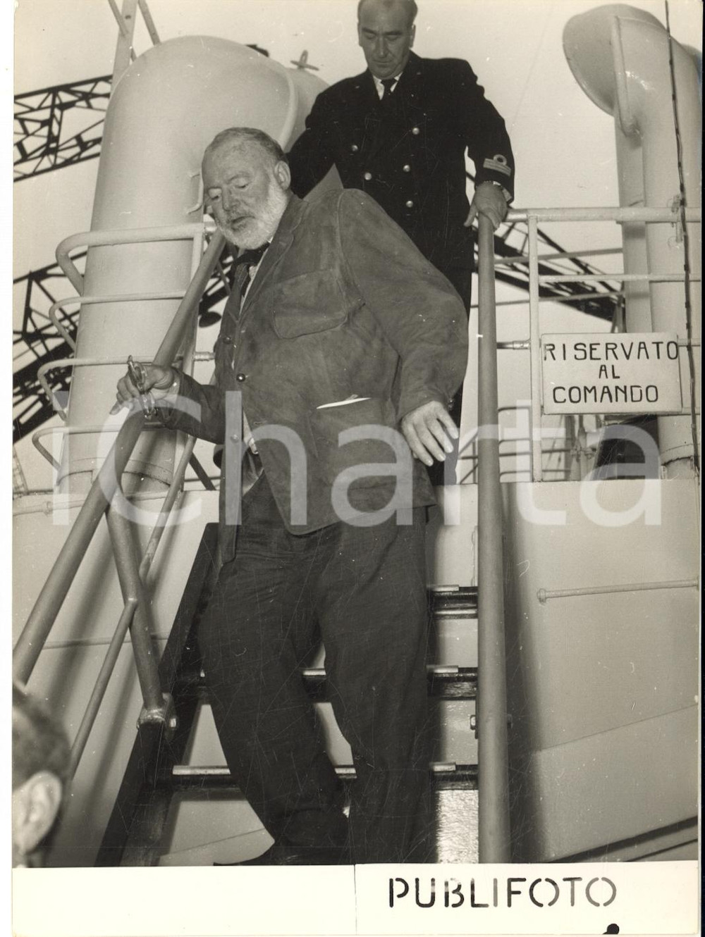 1954 GENOVA Ernest HEMINGWAY scende la scaletta sul piroscafo MOROSINI - Foto