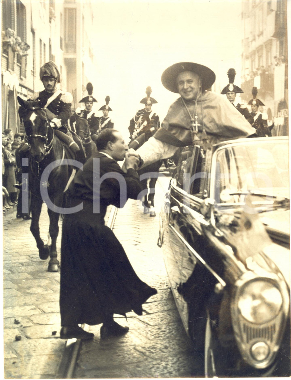 1963 MILANO Ingresso mons. Giovanni COLOMBO nuovo arcivescovo - Baciamano *Foto Fotografia d'epoca con didascalia coeva.  CONDIZIONI: POOR (piegature nella parte inferiore, alone diffuso e macchia di inchiostro al margine superiore) FORMATO: 18x24 cm     originale e autentica 1