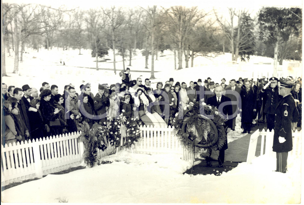 1964 ARLINGTON Cemetery - Alec DOUGLAS-HOME at the grave of President KENNEDY Fotografia d'epoca con didascalia coeva al verso.  CONDIZIONI: VERY POOR (piegature al margine sinistro e al margine destro di particolare evidenza; ingiallimenti) FORMATO: 25x18 cm     originale e autentica 1
