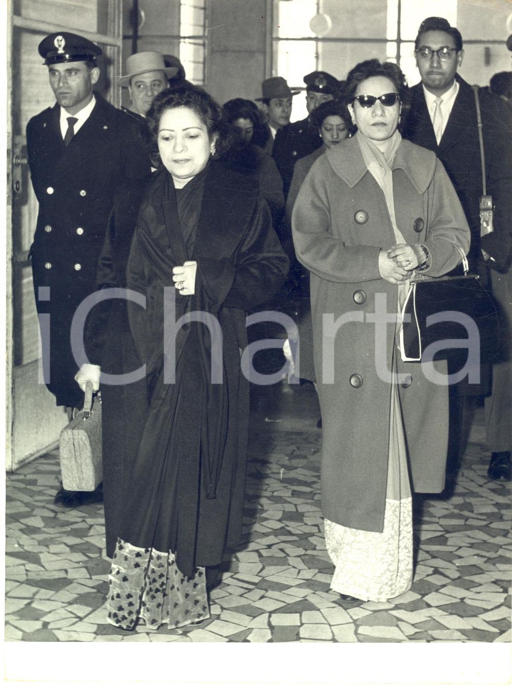 1959 NAPOLI Le regine del NEPAL sbarcate dalla Motonave SATURNIA *Foto 18x24 Fotografia d'epoca con didascalia coeva al verso.  CONDIZIONI: G (ma piegatura al margine superiore)    originale e autentica 1