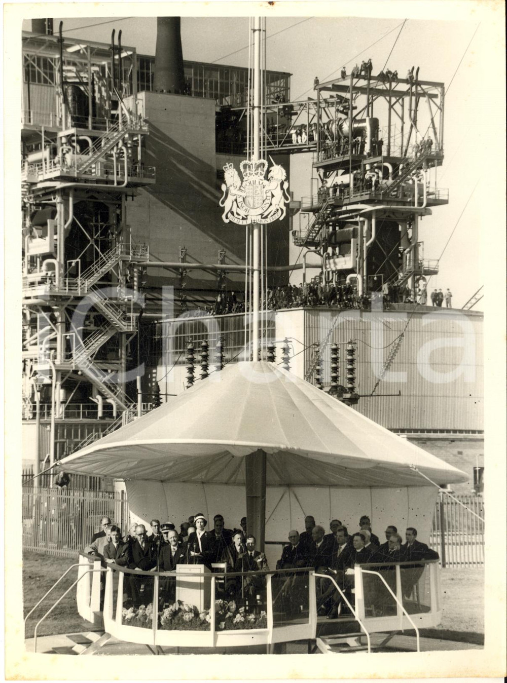 1956 CALDER HALL (UK) Queen Elizabeth opens atomic power station - Photo  Fotografia d'epoca con didascalia coeva al verso.    CONDIZIONI: G (lievi macchie marginali e piegatura al margine superiore) FORMATO: 15x20 cm     originale e autentica 1