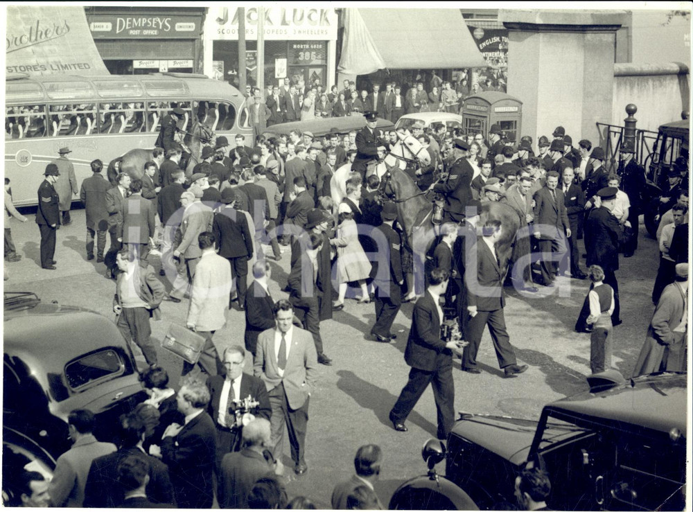 1959 LONDON Pentonville Prison - Police scatter crowd for MARWOOD execution Fotografia d'epoca con didascalia coeva al verso, scattata in occasione dell'esecuzione di Robert Henry Marwood. CONDIZIONI: GFORMATO: 20x15 cm     originale e autentica 1