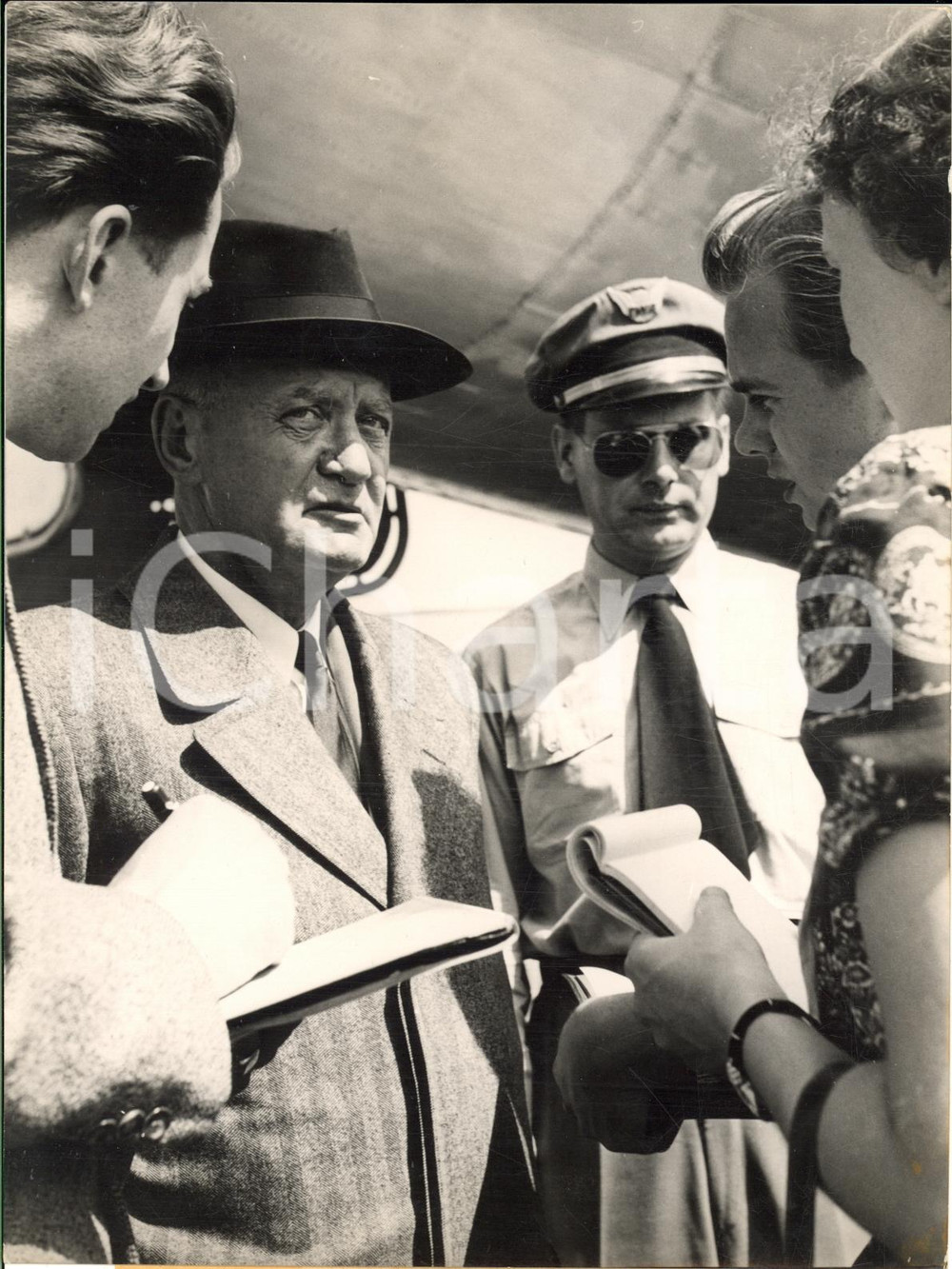 1953 FRANKFURT Arrival of Hans RIESSER German consul in New York *Photo 15x20 cm  Fotografia d'epoca con didascalia coeva al verso.   CONDIZIONI: G (ma lievi increspature al margine superiore e rigature) FORMATO: 15x20 cm     originale e autentica 1