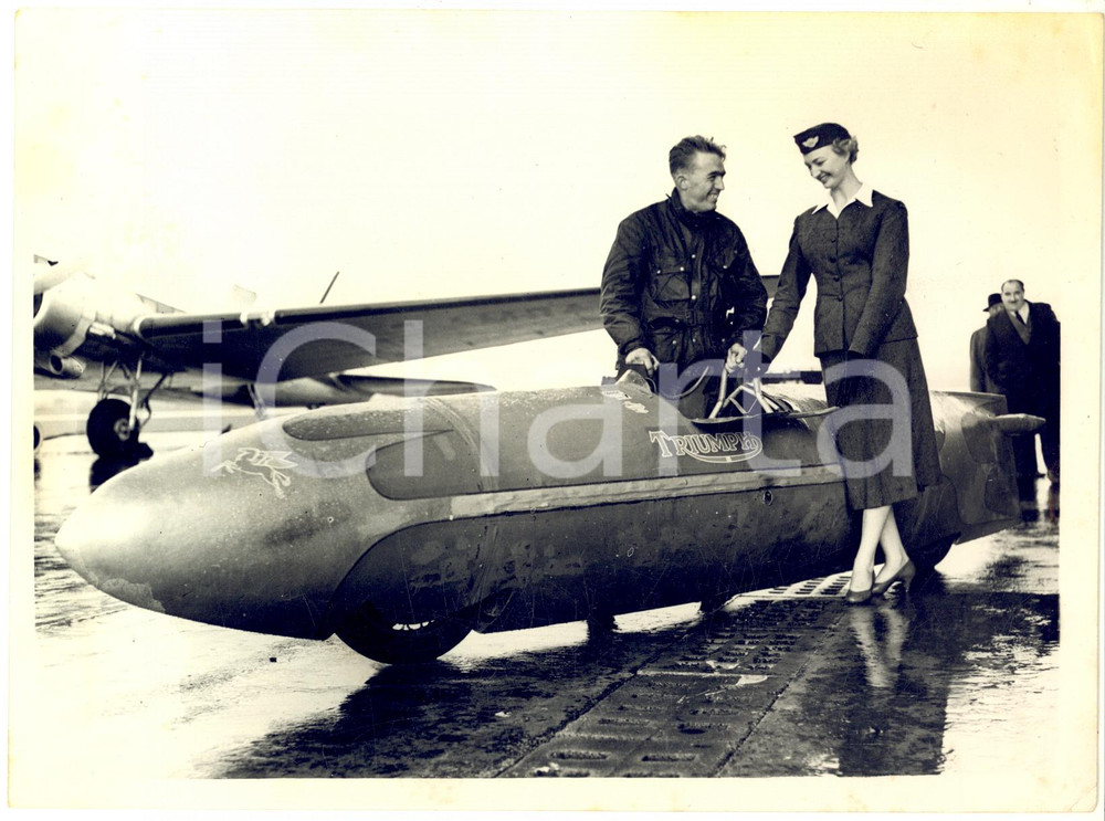 1955 ENGLAND Freak TRIUMPH motor-cycle arrives over the flying mile - Photo Fotografia d'epoca con didascalia coeva al verso. CONDIZIONI: FAIR (lieve sovraimpressione)FORMATO: 20x15 cm     originale e autentica 1