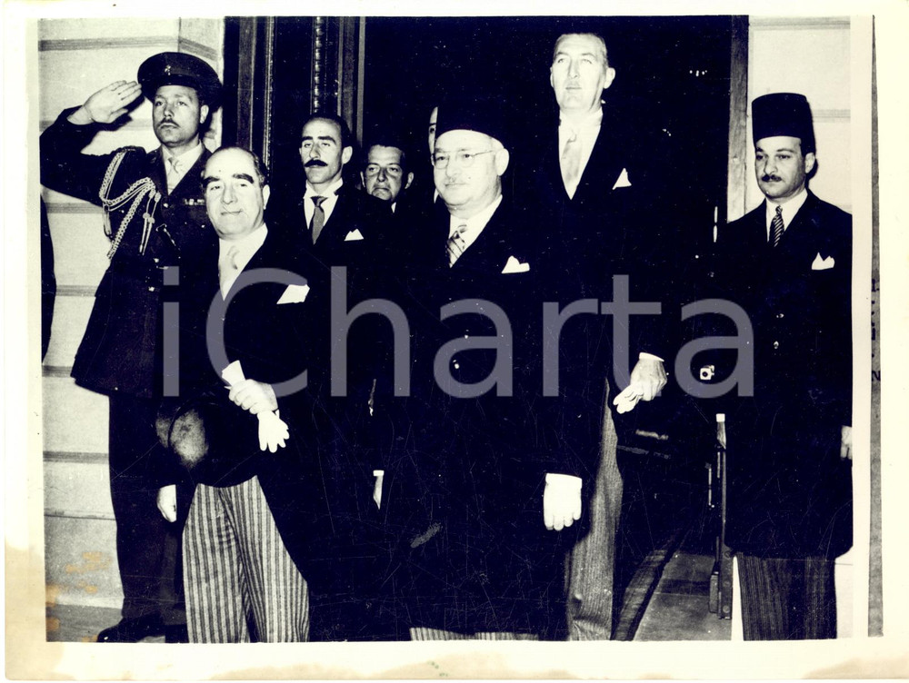 1953 CAIRO Italian ambassador Pasquale YANNELLI after presenting his credentials Fotografia d'epoca con didascalia coeva al verso. CONDIZIONI: POOR (macchie al margine inferiore)FORMATO: 20x15 cm     originale e autentica 1