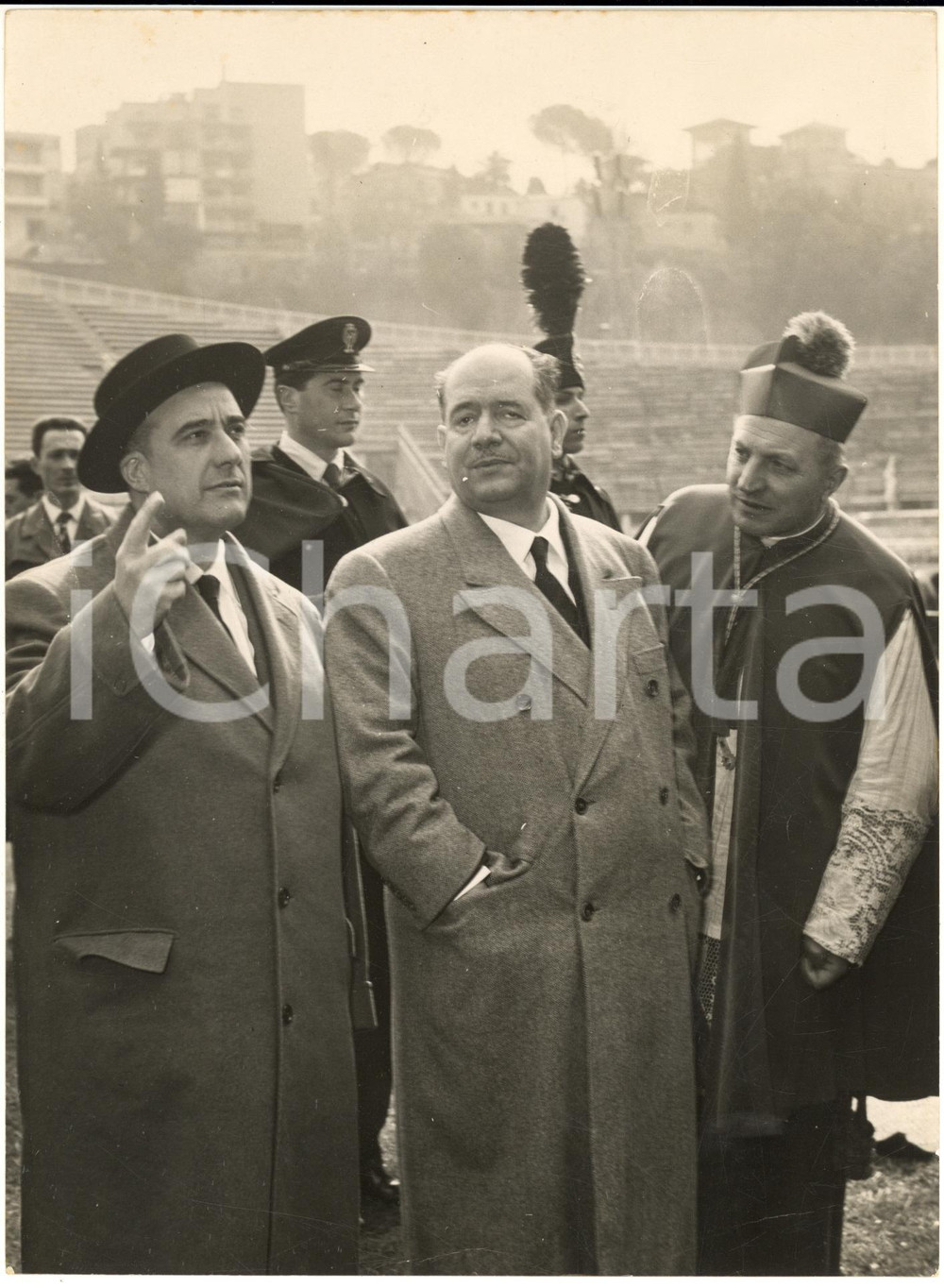 1959 ROMA Inaugurazione STADIO FLAMINIO - Urbano CIOCCETTI Giuseppe TOGNI Fotografia d'epoca con didascalia coeva.  CONDIZIONI: fair (piegature al margine inferiore) FORMATO: 18x24 CM     originale e autentica 1