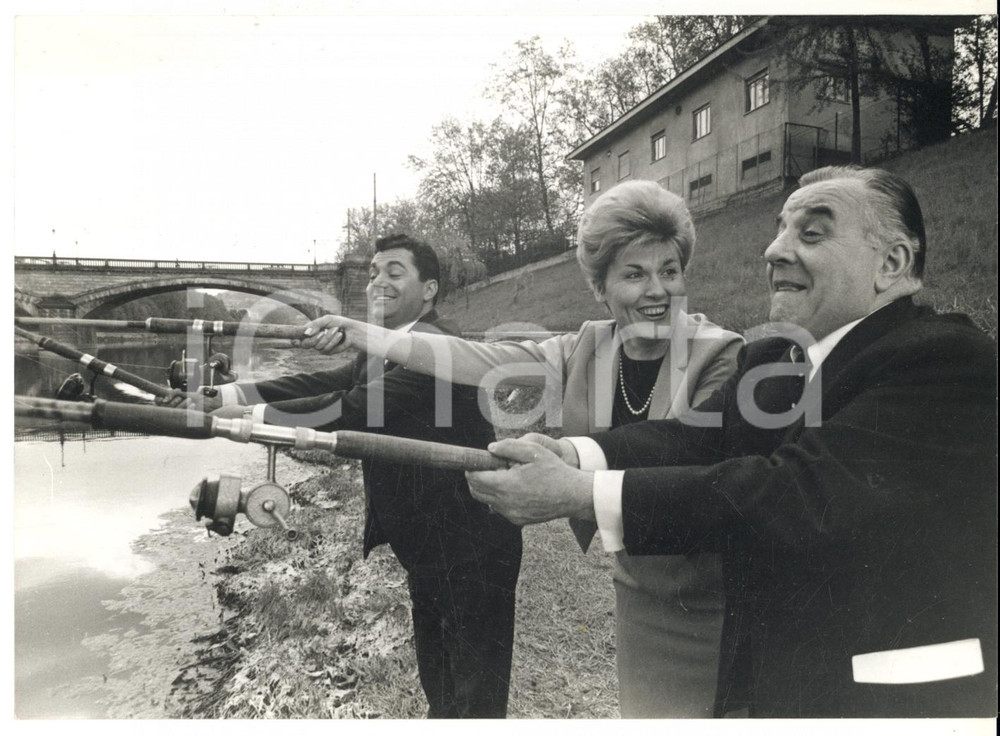 1965 TORINO Attore Carlo CAMPINI a pesca sul fiume Po - Foto 18x13 cm