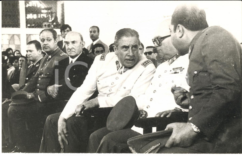 1975 ca SANTIAGO DEL CILE Augusto PINOCHET a messa con i suoi generali *Foto Fotografia d'epoca con didascalia coeva, che ritrae, oltre a Pinochet, Sergio Arellano e Cesar Benavides.  CONDIZIONI: GFORMATO: 18x12 cm     originale e autentica 1