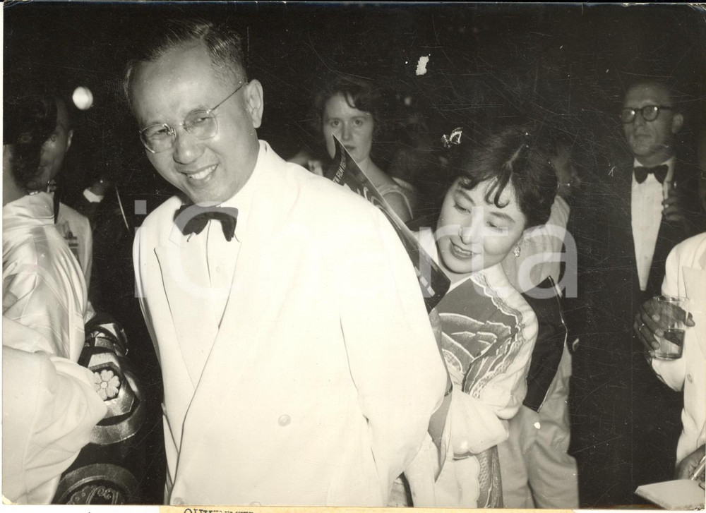 1959 CANNES Kimiko FUKUDA firma autografi sulla schiena di Tan SIEW-SIN *Foto