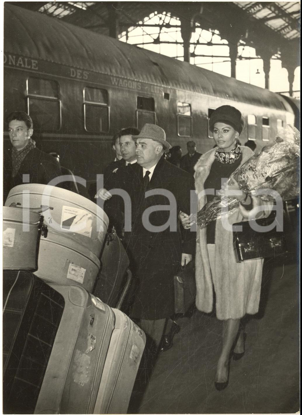 1962 PARIS Gare de Lyon - Arrivo di Sophia LOREN e Carlo PONTI - Foto 13x18 cm