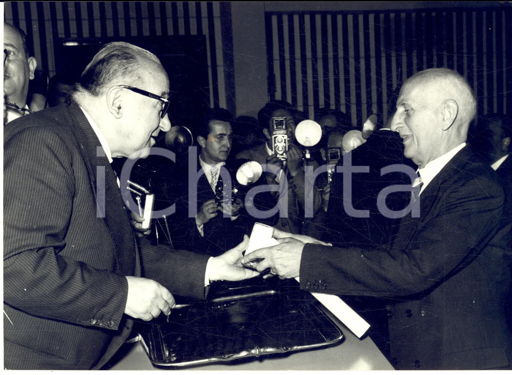 1958 ROMA Adone ZOLI consegna medaglia al merito a Mario MARANTONIO Foto