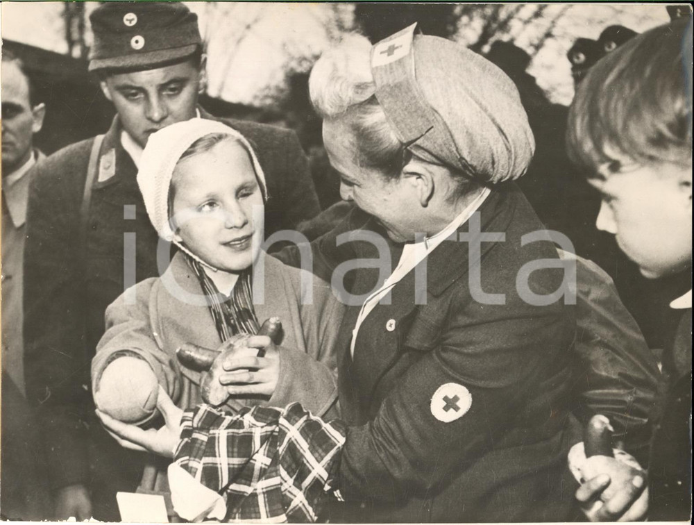 1953 SCHIRNDING Checkpoint - German children from Prague welcomed by Red Cross