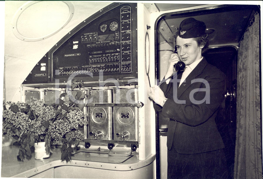 1955 ca URSS AVIAZIONE Hostess al lavoro su un volo di linea - Foto 20x15 cm