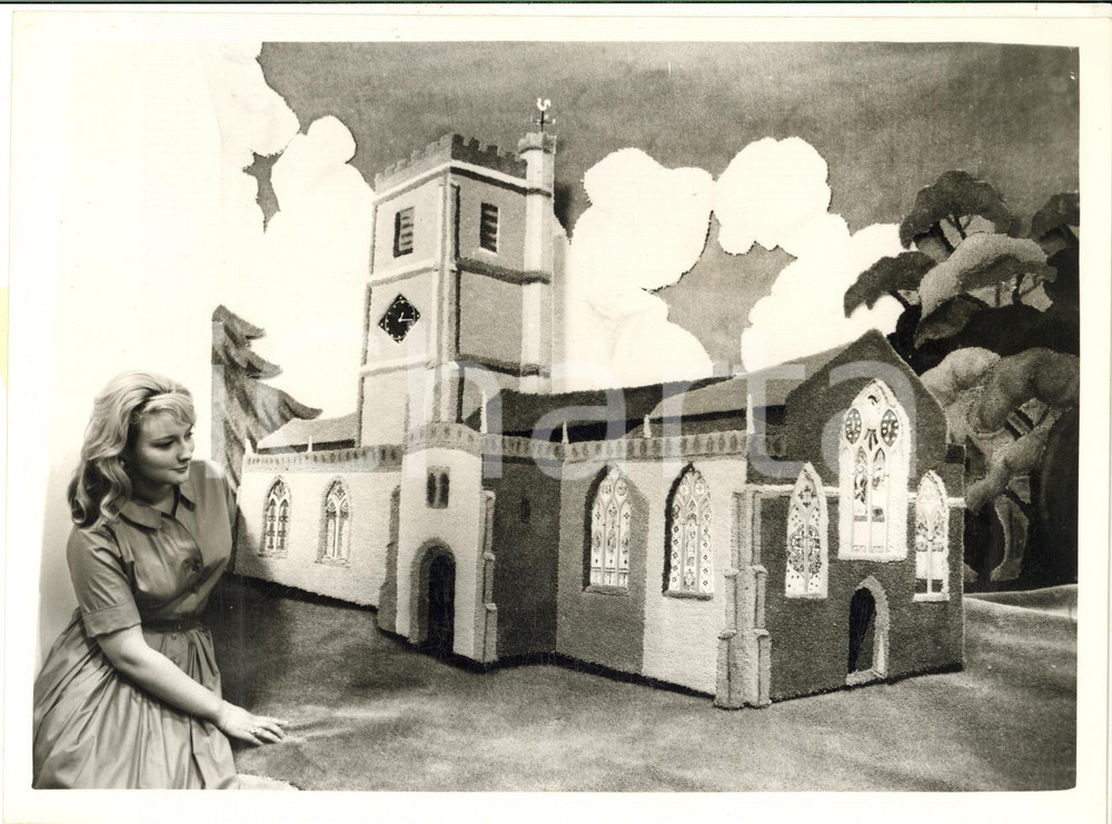 1961 LONDON International Carpet Fair - Claire COLLINS views a model - Photo