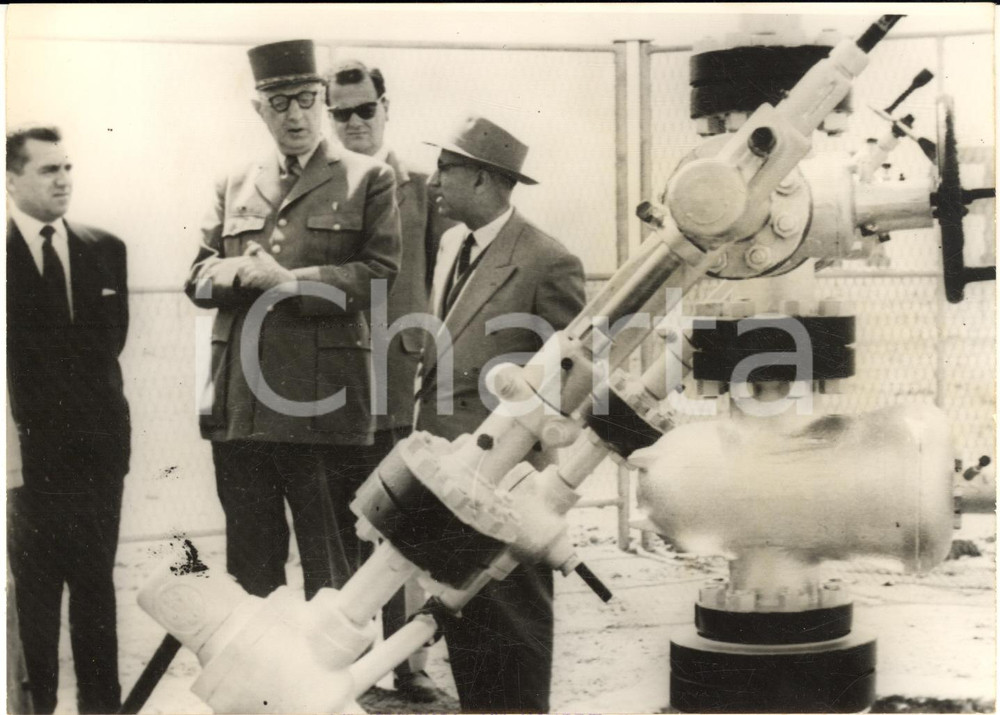 1957 HASSI MESSAOUD (ALGERIE) Général DE GAULLE visite puits de pétrole *Photo