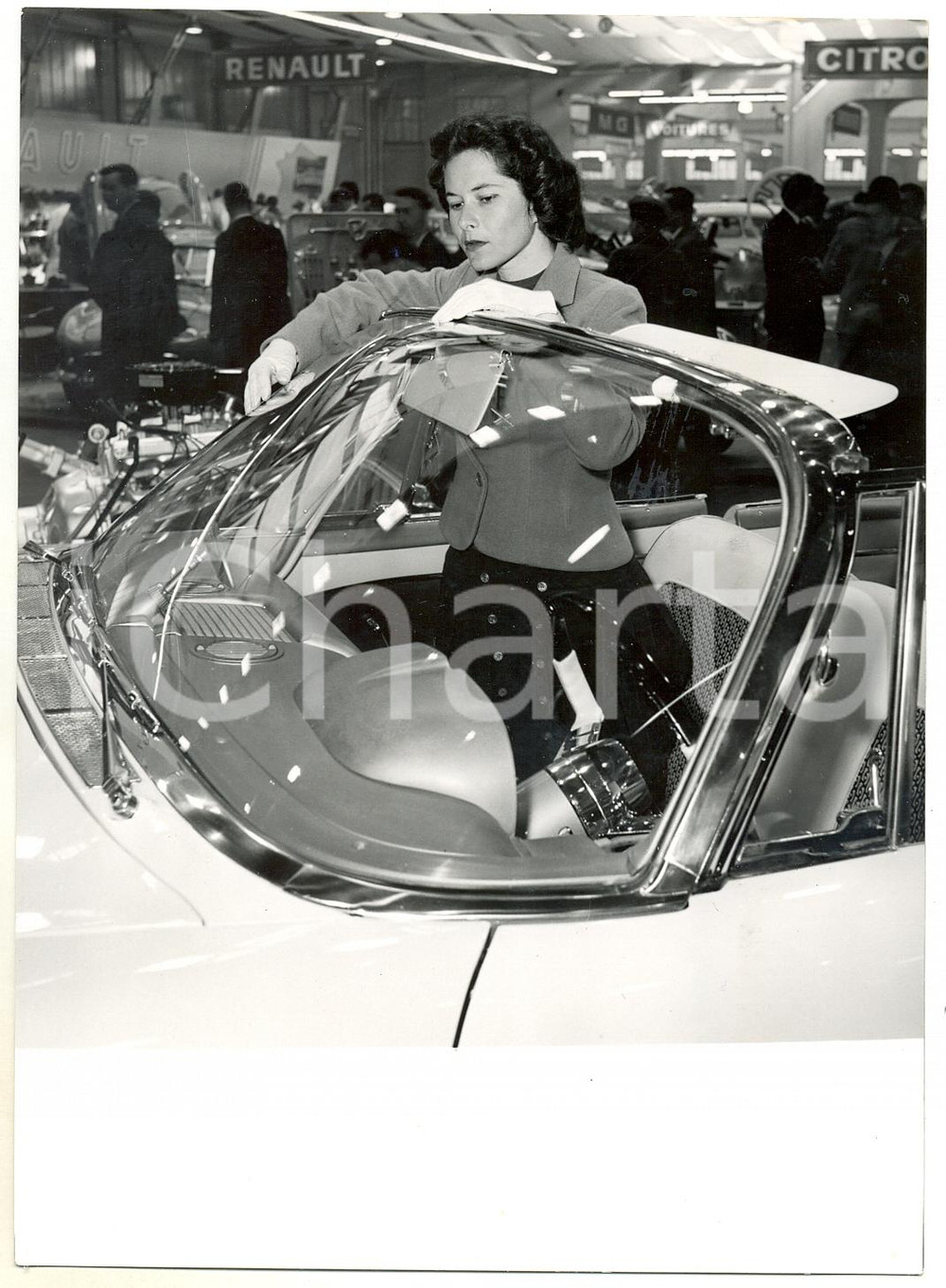 1957 GINEVRA Salone automobile PLYMOUTH Modella mostra nuovo parabrezza curvo