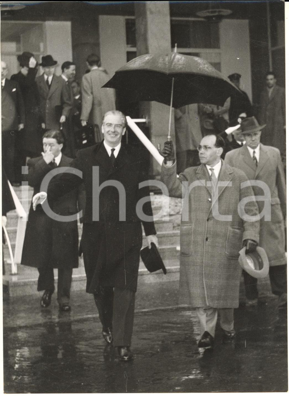 1955 ROMA CIAMPINO Partenza del ministro Anthony EDEN sotto la pioggia *Foto
