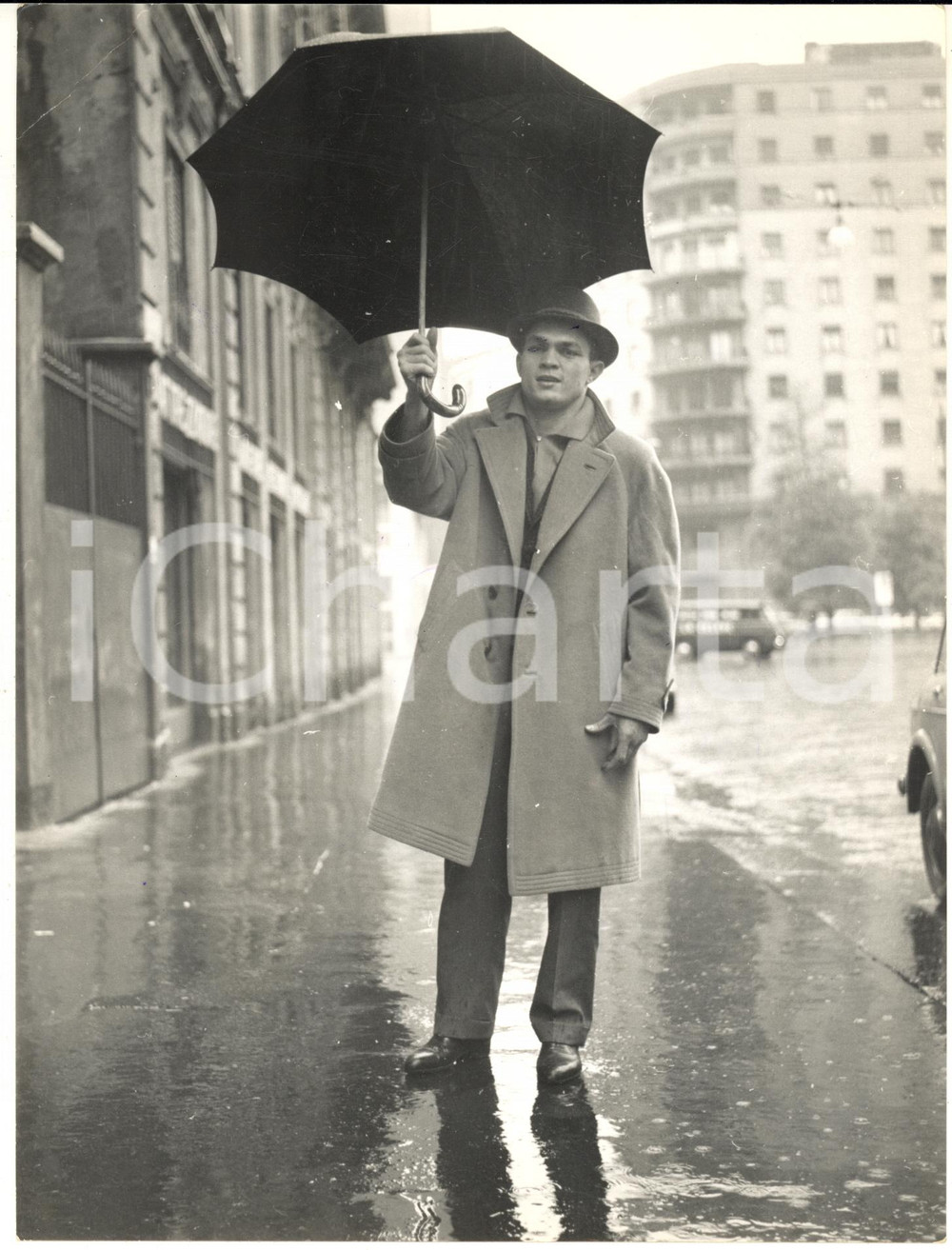 1961 MILANO BOXE Carlos ORTIZ a passeggio sotto la pioggia - Foto 18x24 cm