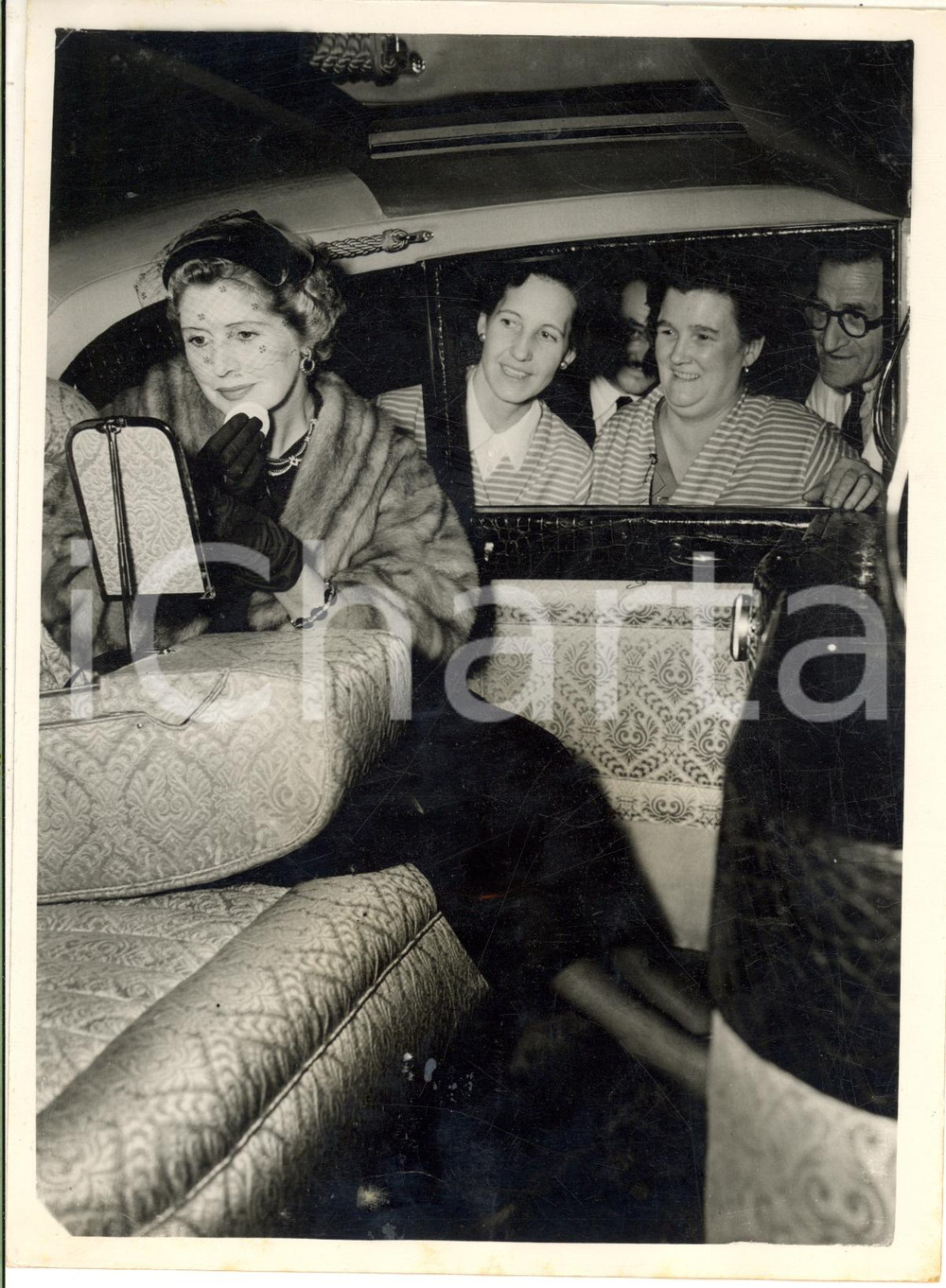 1954 LONDON Lady DOCKER tries out the "beauty salon" in a DAIMLER car *Photo 