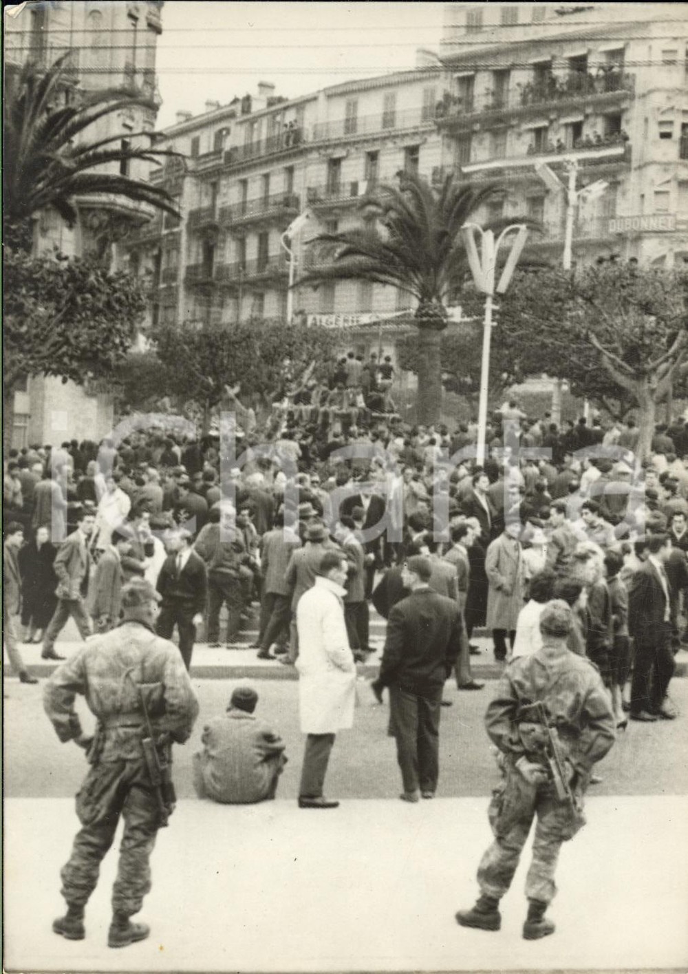 1960 ALGER Foule près de la barricade devant le P.C. D'ORTIZ - Photo 13x18 cm