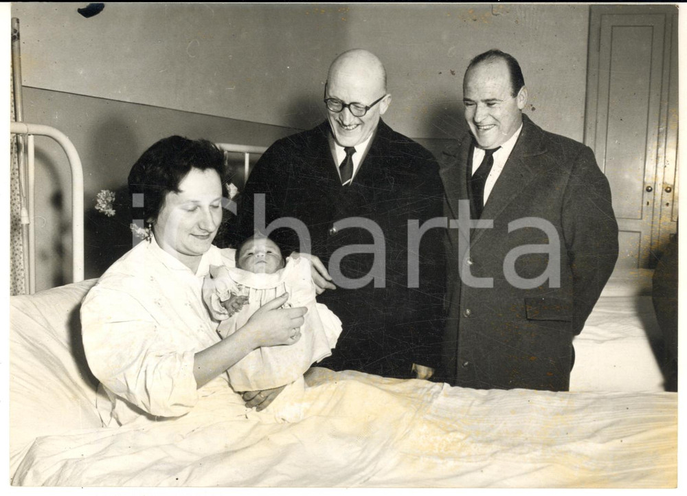 1961 TORINO Sindaco Amedeo PEYRON con il neonato milionesimo cittadino *Foto