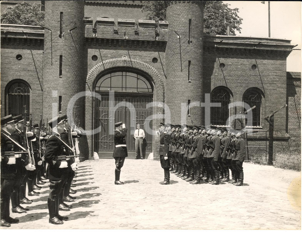 1953 BERLINO Carcere di Spandau - Francesi e russi al cambio della guardia *Foto