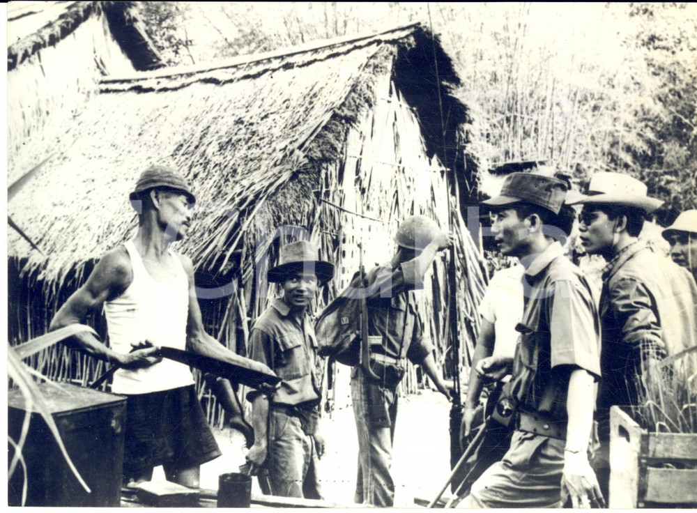 1962 GUERRA DEL VIETNAM - TAN PHUOC - Soldati interrogano i contadini *Foto