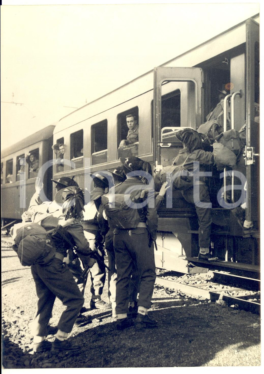 1958 ROMA Partenza dei BERSAGLIERI in treno - I saluti alla stazione *Foto 13x18