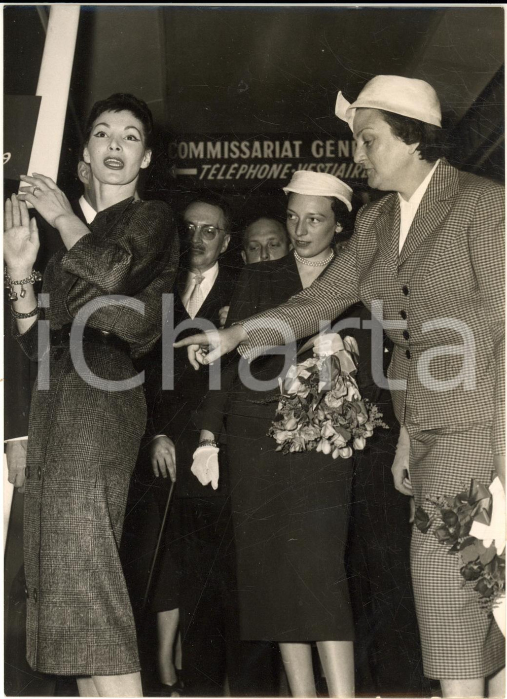 1957 PARIS Janine COTY EGLOFF inaugure le Salon du Prêt-à-Porter *Photo