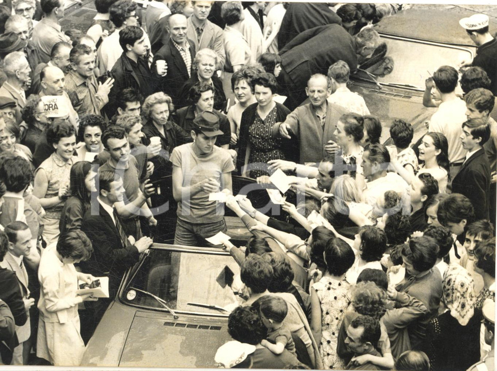 1966 TORINO V CANTAGIRO Gianni MORANDI tra la folla degli ammiratori *Foto