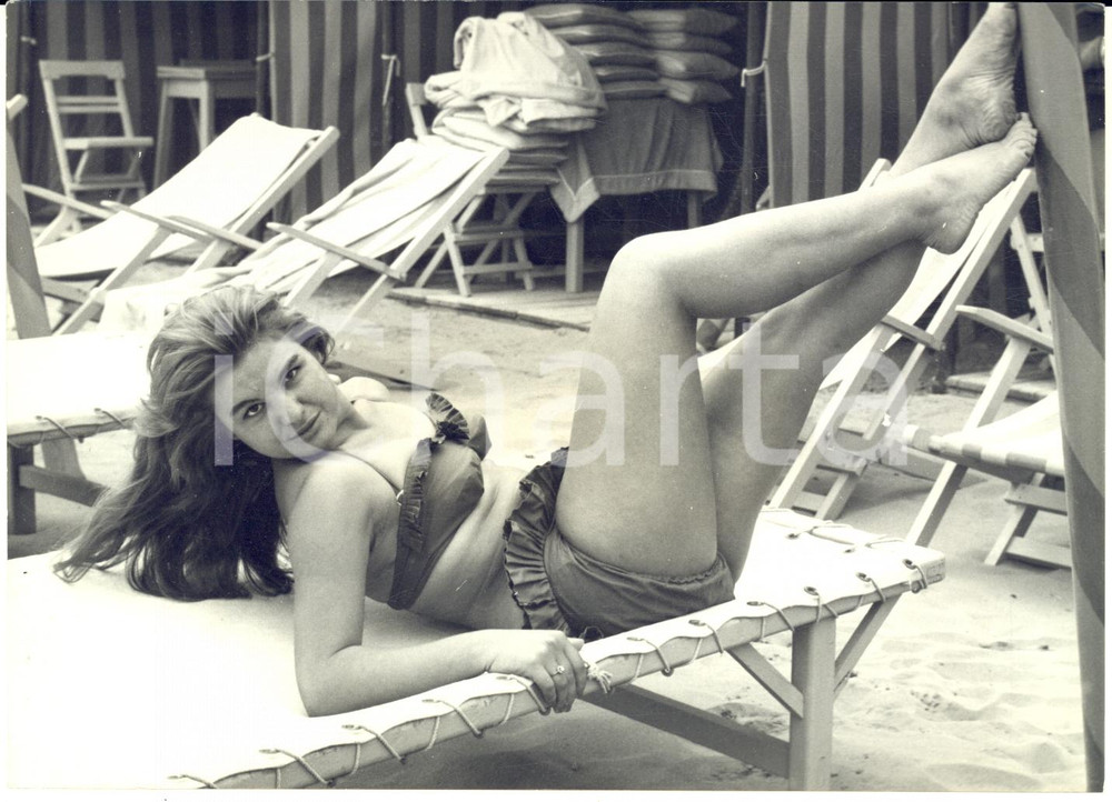 1960 ca LIDO DI VENEZIA La pittrice Engel PIERINI in spiaggia - Foto 18x13 cm