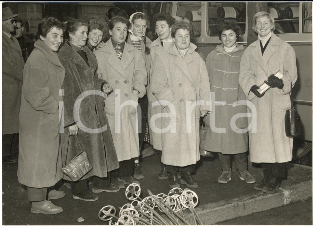 1955 TORINO Fédération Française SKI - Squadra femminile parte per Cervinia 