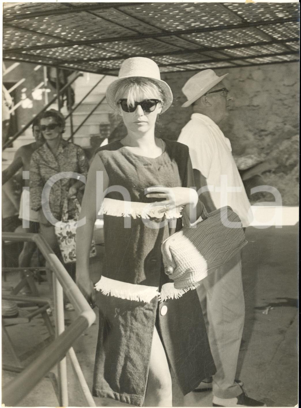 1962 TAORMINA Spiaggia di MAZZARO' - Annette STROYBERG al sole *Foto 13x18 cm