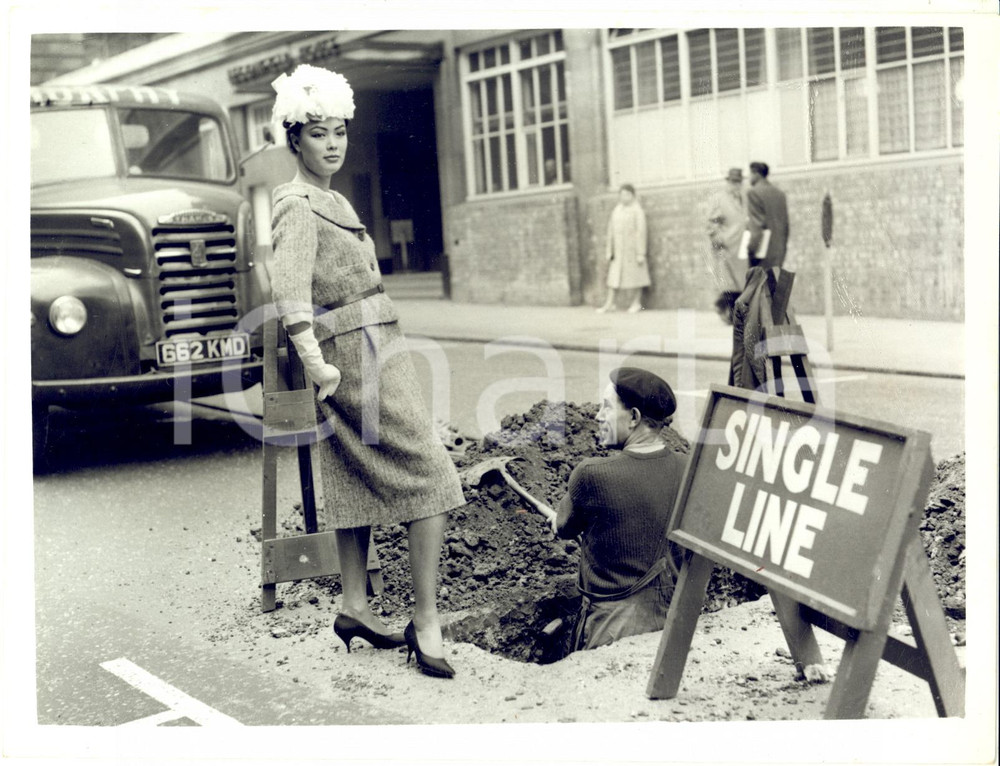 1961 LONDON FASHION Model wearing John CAVANAGH Spring Collection - Photo 20x15