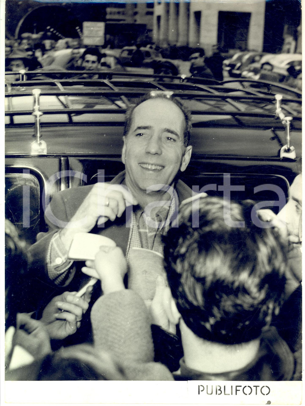 1954 GENOVA Humphrey BOGART circondato dai fan *Fotografia 18x24 cm