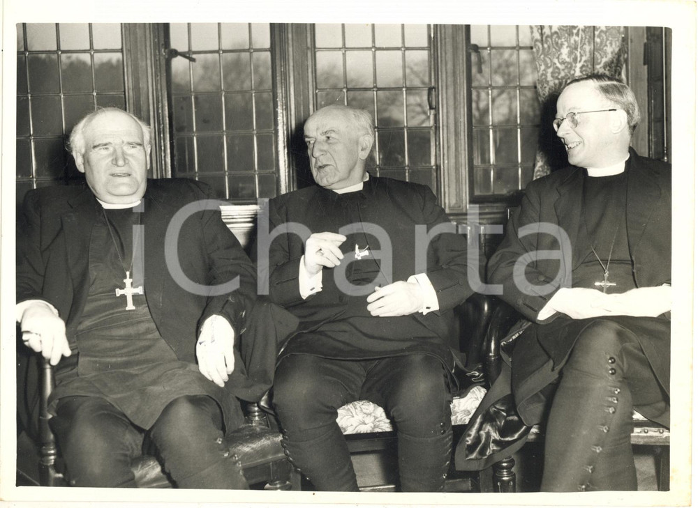 1961 LONDON Archbishop Geoffrey FISHER meets his successor Michael RAMSAY