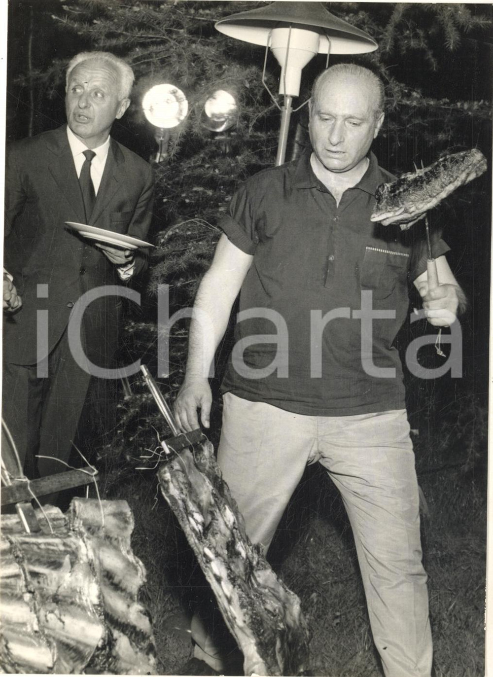 1965 MONZA Pilota Juan Manuel FANGIO cucina asado - Gigi VILLORESI *Foto