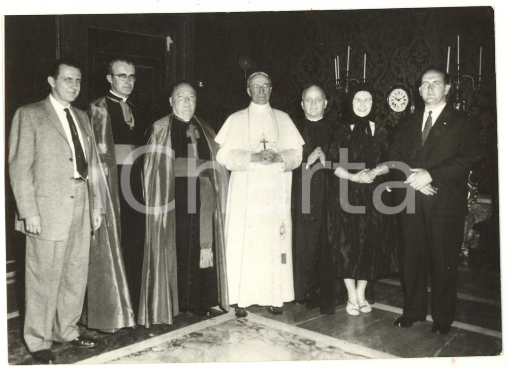 1958 ROMA Papa Pio XII riceve i parenti del cardinale Samuel Alphonsius STRITCH